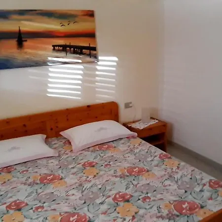 Bed & Breakfast Phiniscollis 3*